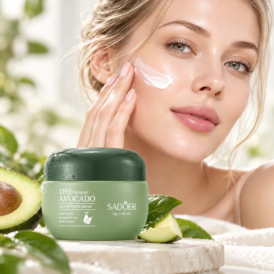 Femeie care aplică crema cu avocado pe obraz